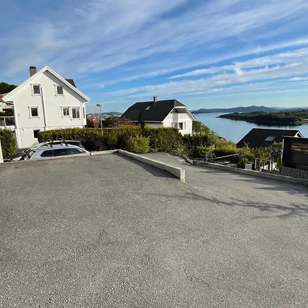 Sentrumsnaer Leilighet M/panorama Utsikt, Gode Solforhold Og Flott Uteomrade Apartment